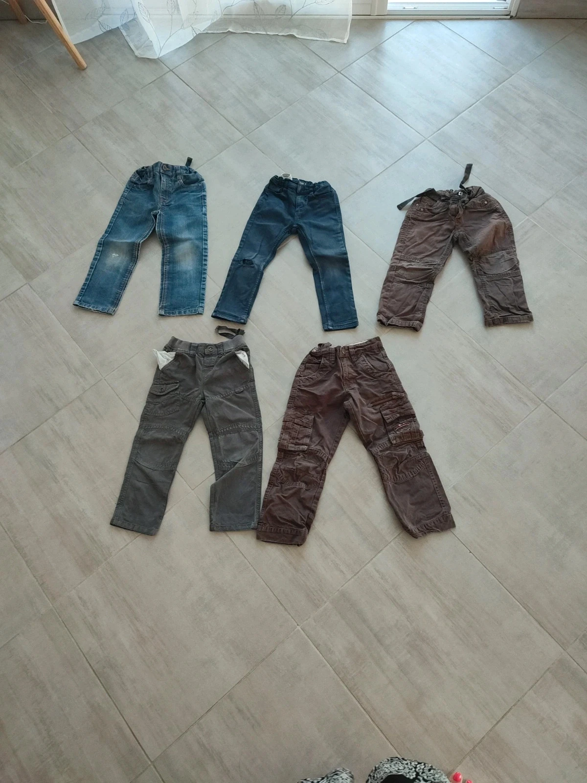 Lot de pantalons 4 ans bien abîmés
